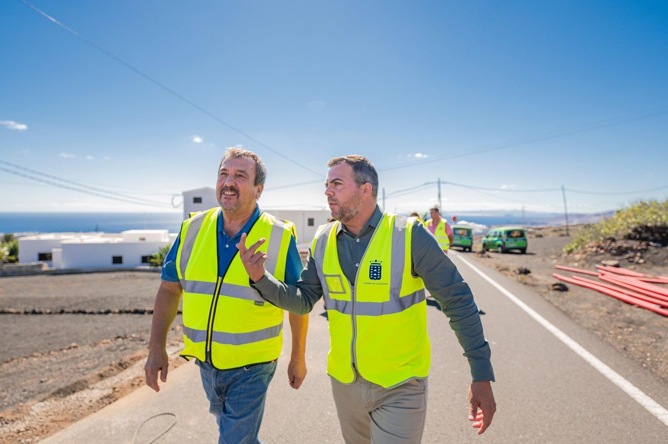 Visita de José Juan Cruz, Jacobo Medina y Miguel Ángel Jiménez al alumbrado de La Asomada 