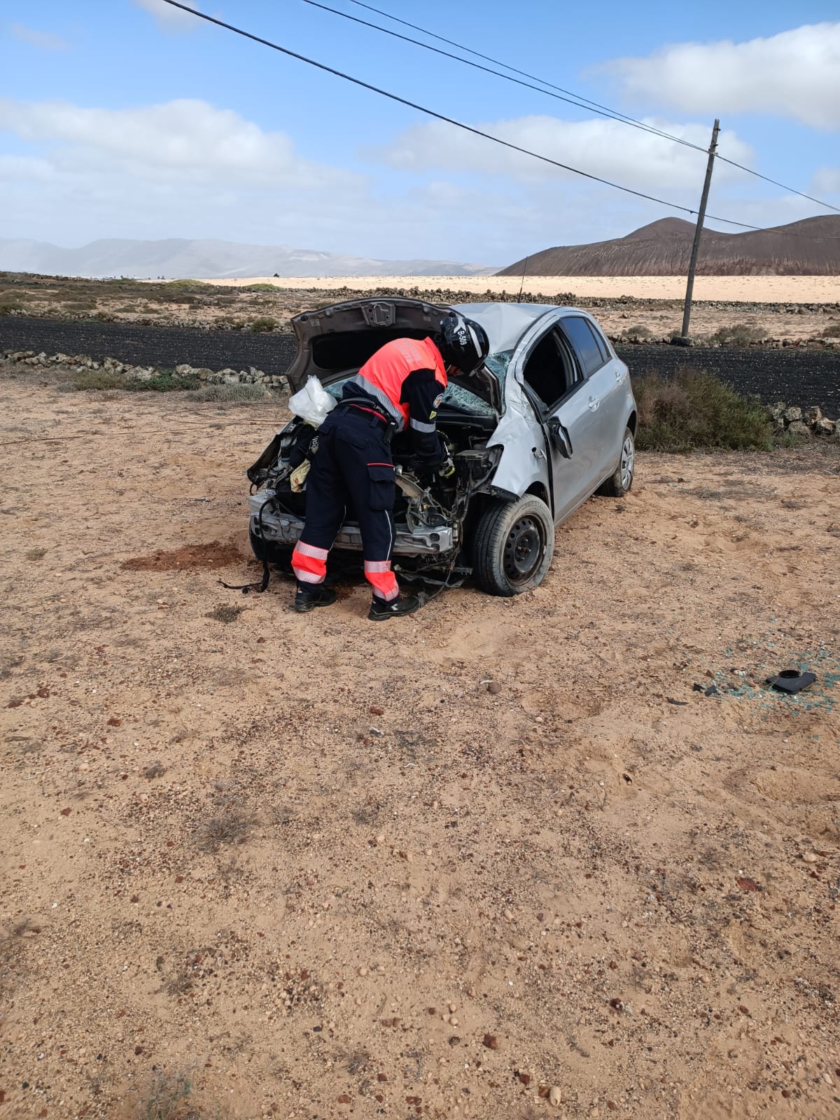 Un coche sufre un vuelco en la LZ-20 a la altura de Tinajo