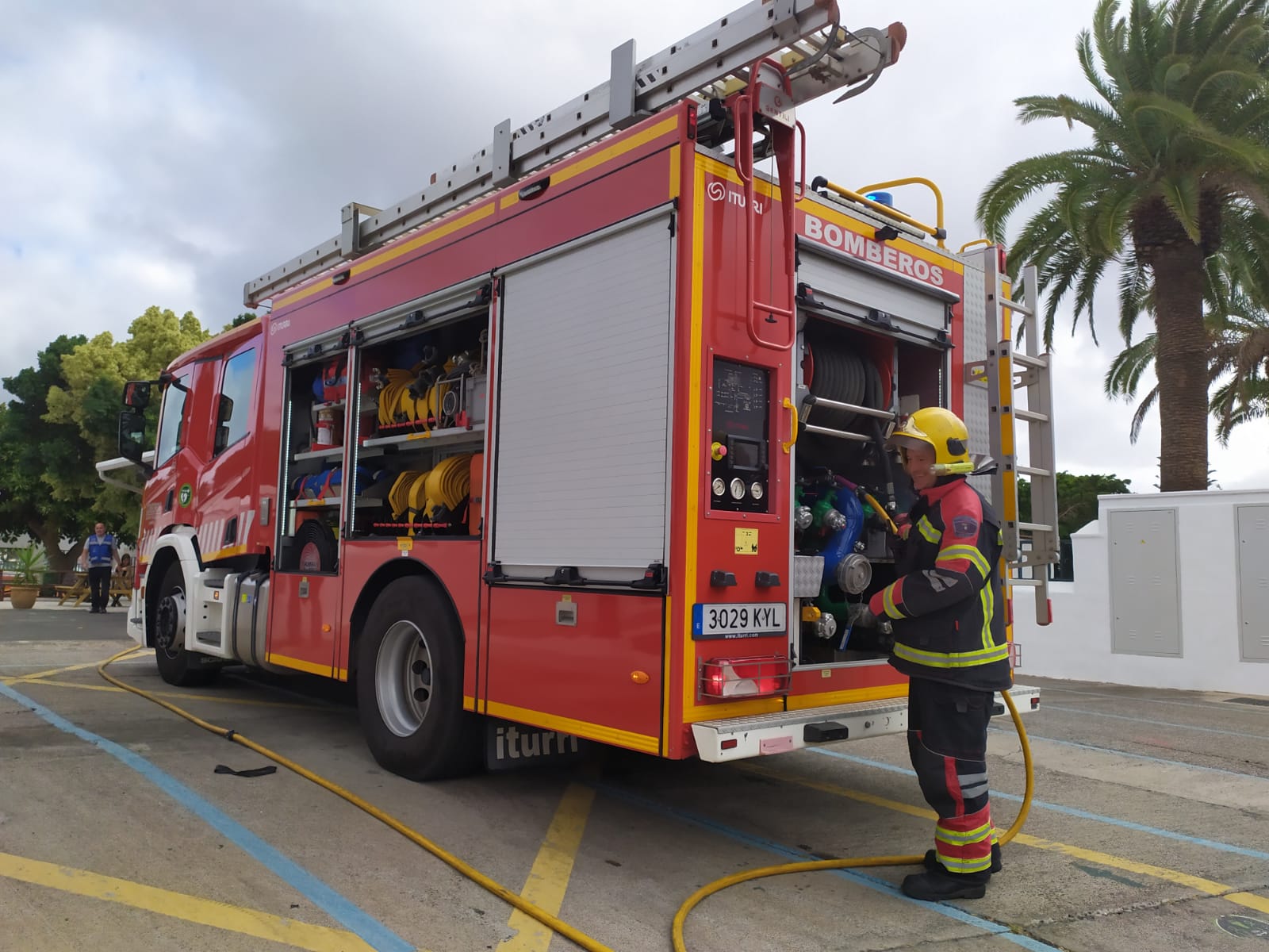 Los bomberos de Lanzarote realizaron un simulacro de incendio en el colegio de Yaiza