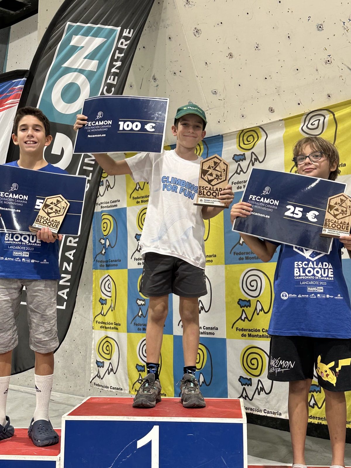 Los jóvenes Felix y Abian, durante el 'Campeonato de Canarias de Escalada en Bloque'