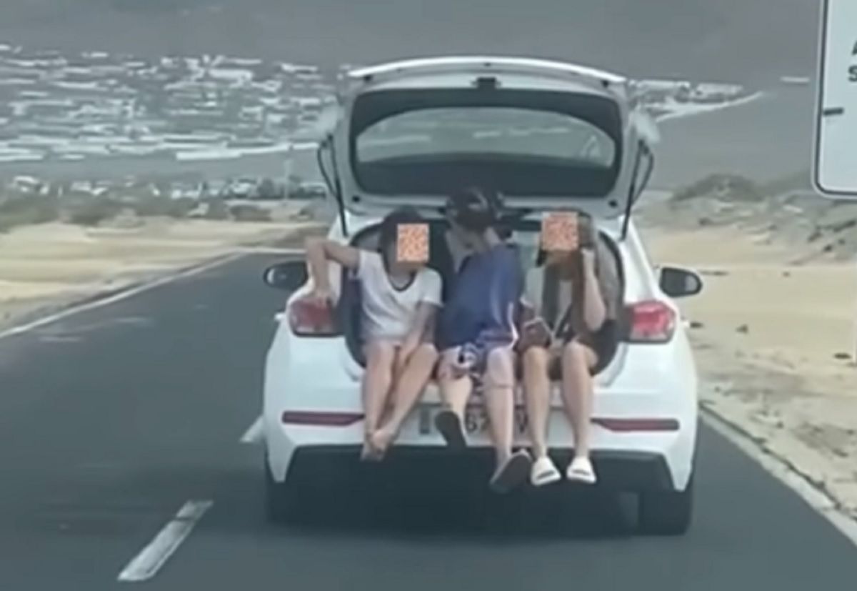 Tres personas viajan en el maletero de un vehículo en Famara