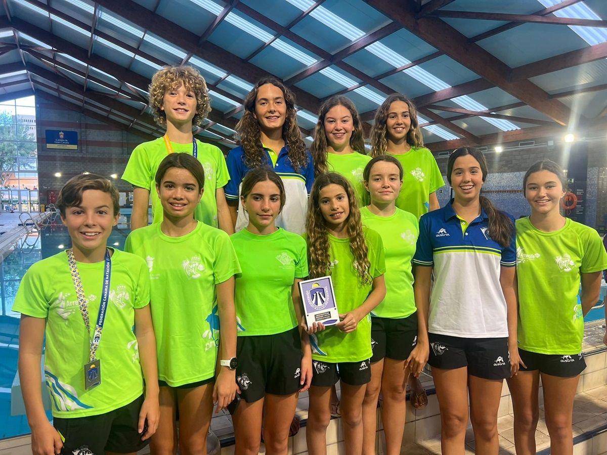 El equipo durante el 'Campeonato Regional de natacion artística'