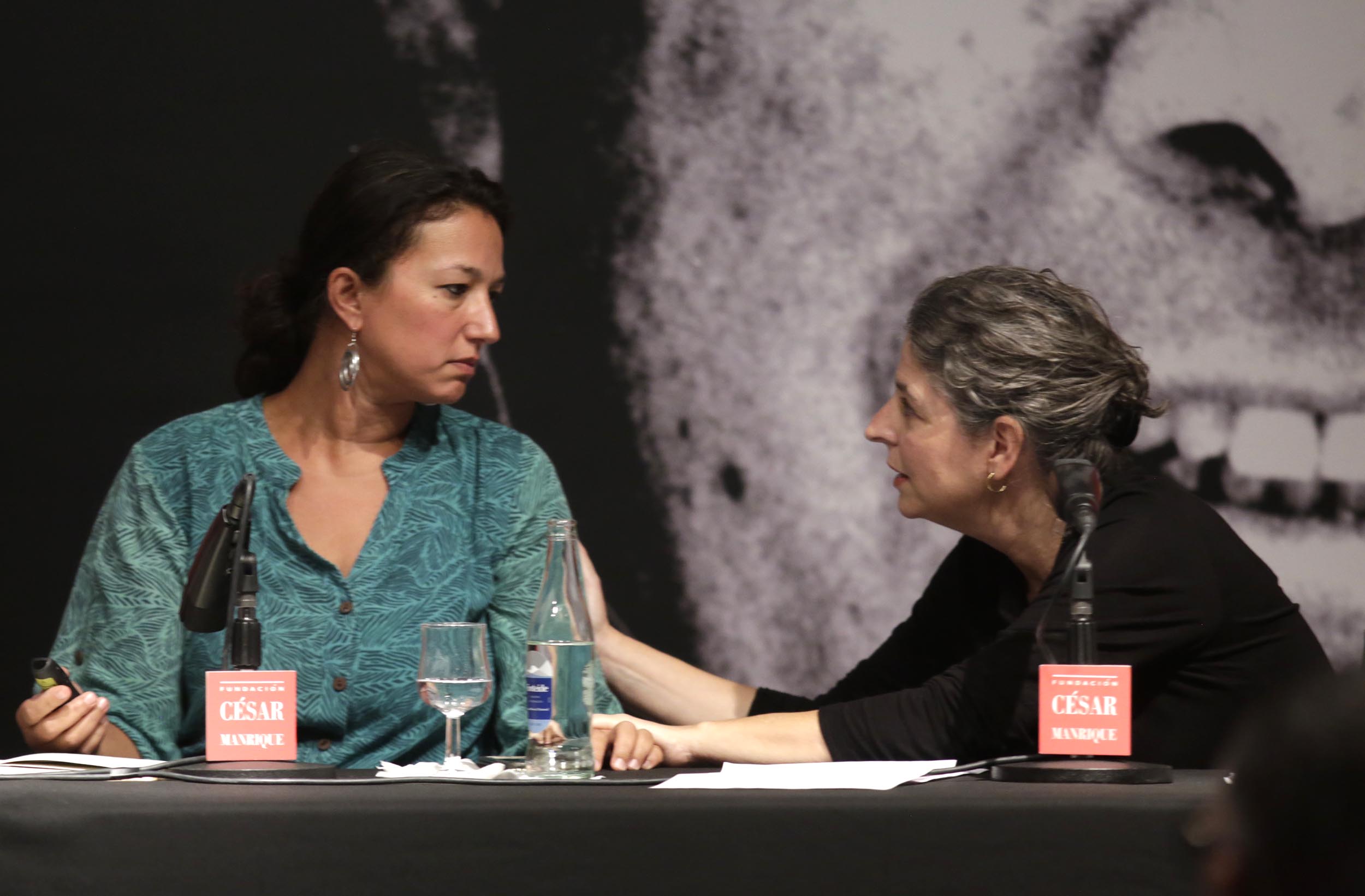 La abogada Irma Ferrer (d) junto a Laetitia Marthe (i) de la Red Solidaria de Personas Migrantes de Lanzarote. Foto: José Luis Carrasco. La abogada Irma Ferrer (d) junto a Laetitia Marthe (i) de la Red Solidaria de Personas Migrantes de Lanzarote. Foto: José Luis Carrasco.
