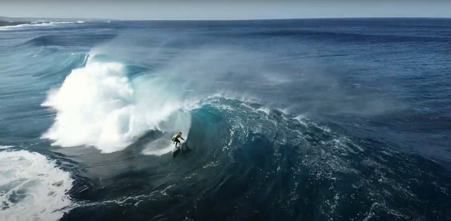 Uno de los surfistas cogiendo la ola