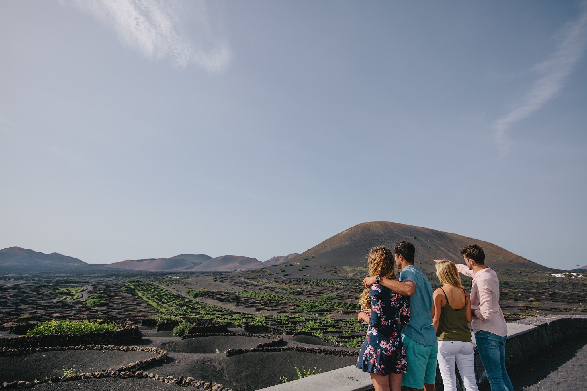 Viajeros disfrutando del enoturismo en Lanzarote