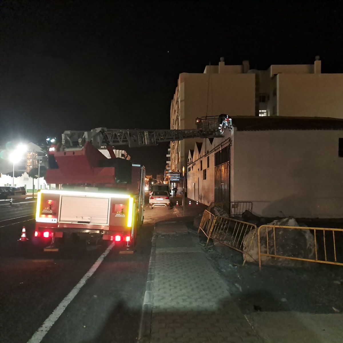 Los bomberos maniobrando con el cable en Arrecife