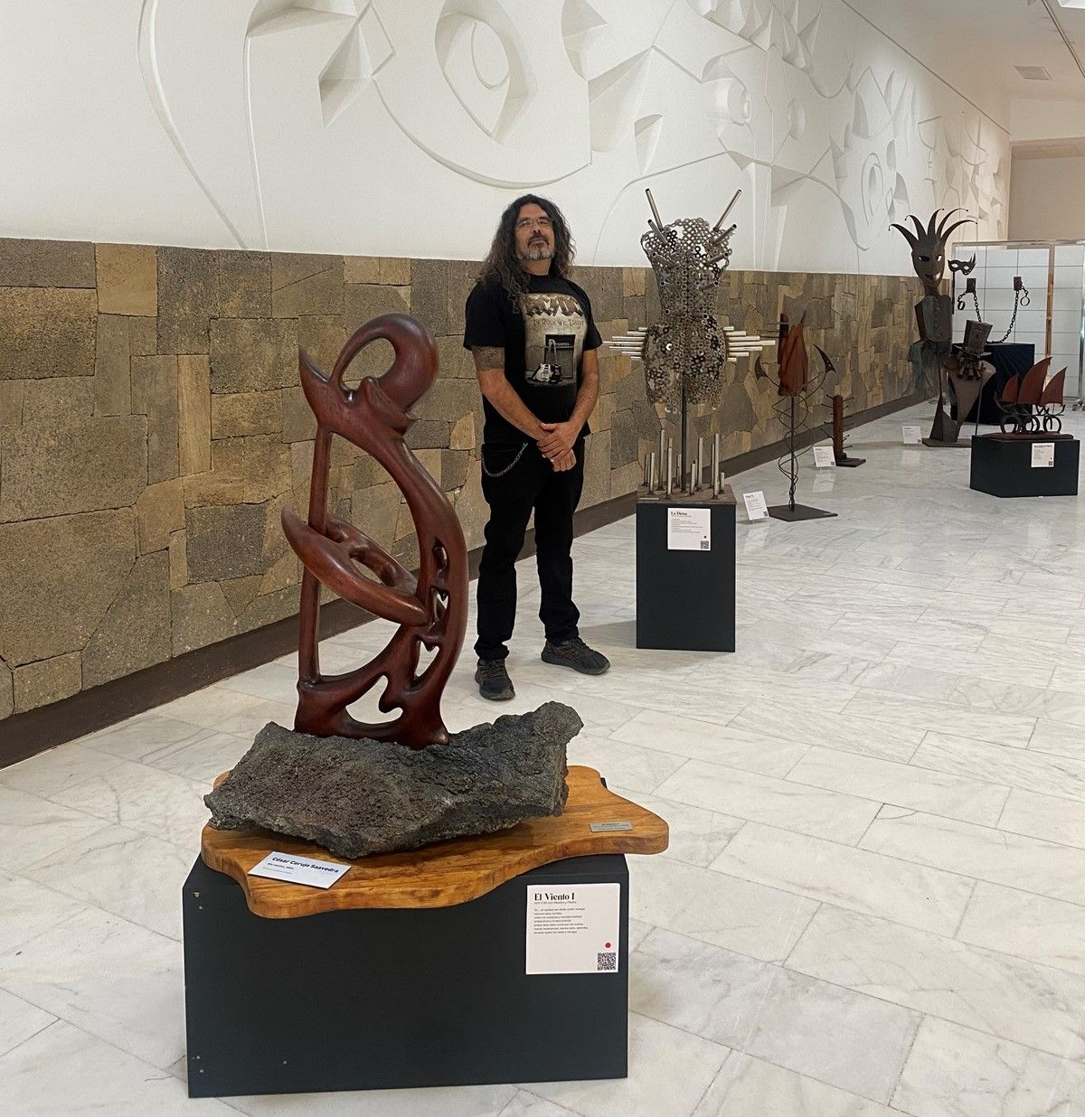 El artista César Corujo junto a la exposición 'Mis Vientos'