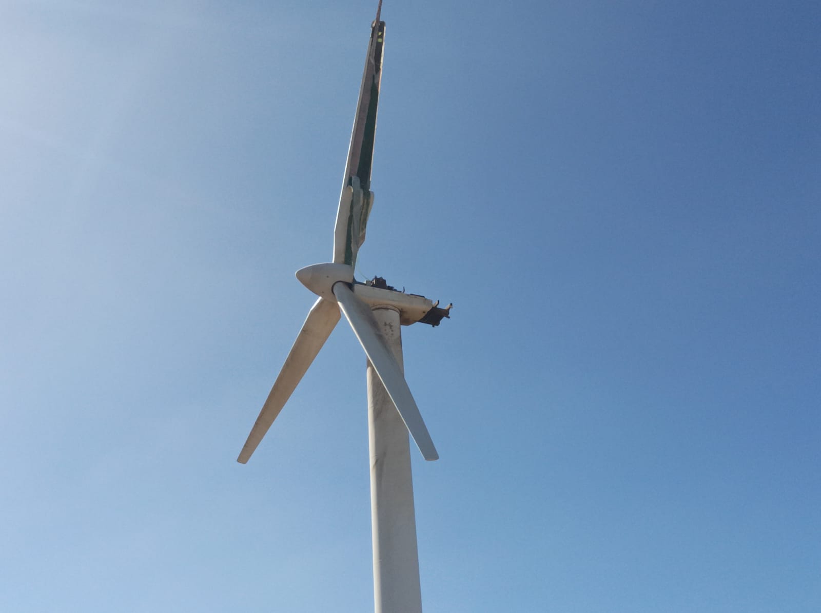 Caen las aspas de un molino de viento en Montaña Mina. Foto: Cedida.