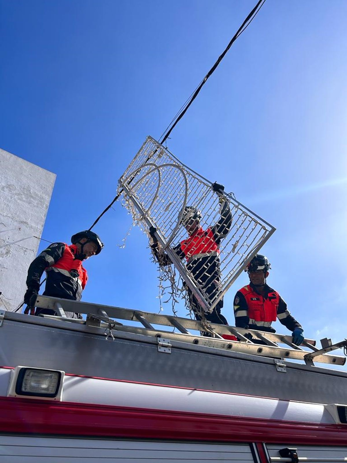 Los bomberos colocando el adorno caído en Arrecife