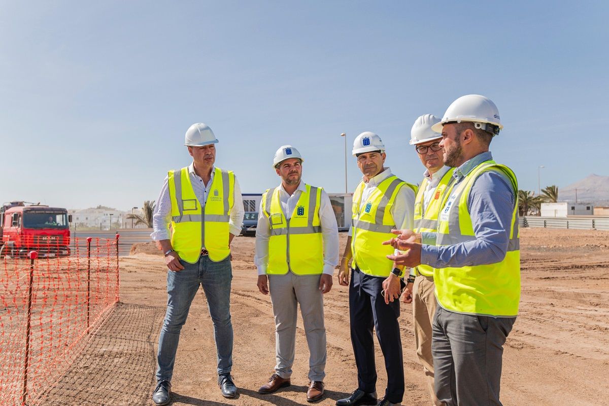 Momento de la visita a las obras de las viviendas sociales en Maneje