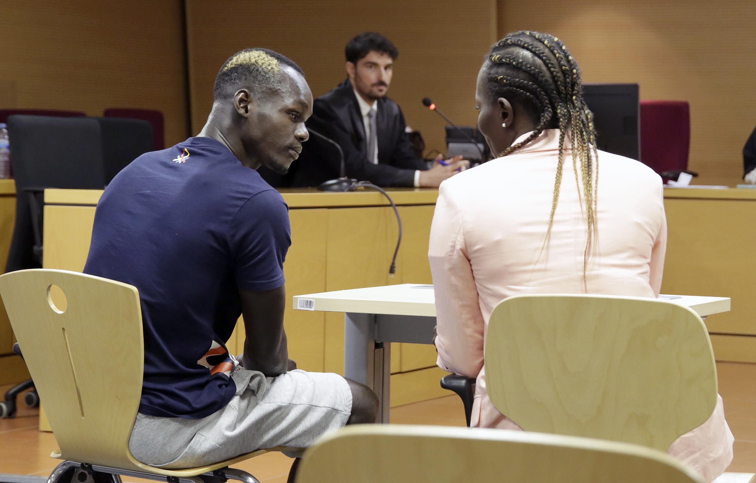 D.D. (izquierda) junto a la traductora (d) en un momento del juicio celebrado este lunes. Foto: José Luis Carrasco.