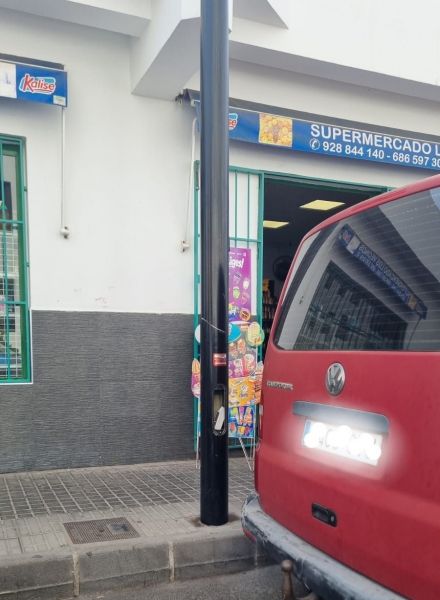 Imagen de una de las farolas afectadas por el robo del cableado