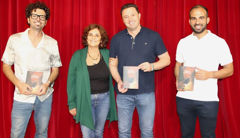 En el centro la autora y el alcalde de Yaiza