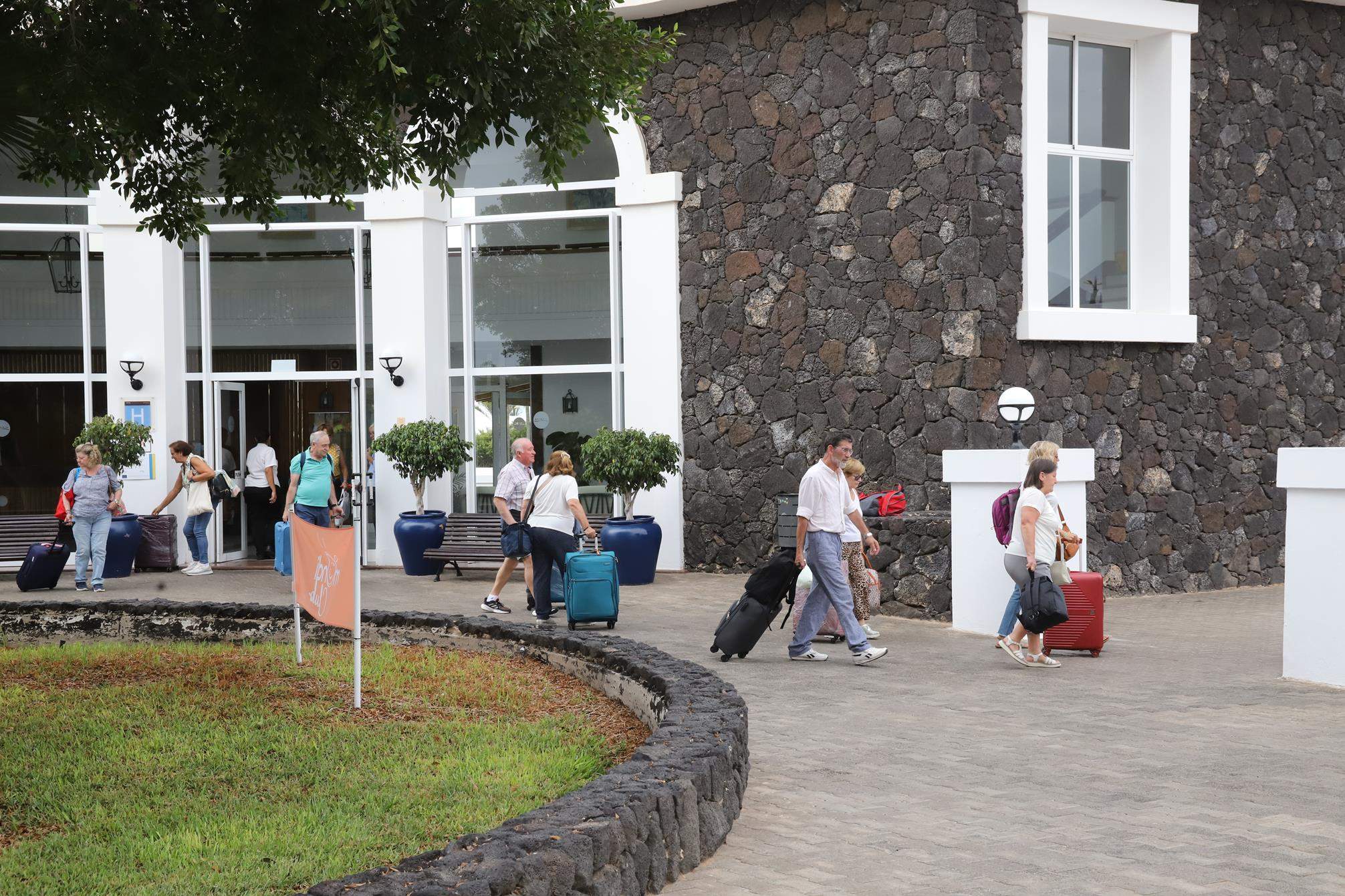 Tourists in Lanzarote in an archive image. Photo: La Voz de Lanzarote.