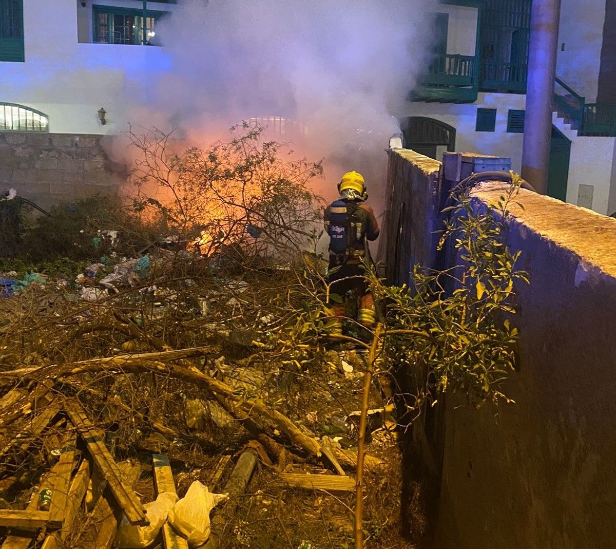 Los bomberos apagando el incendio en la calle Limones