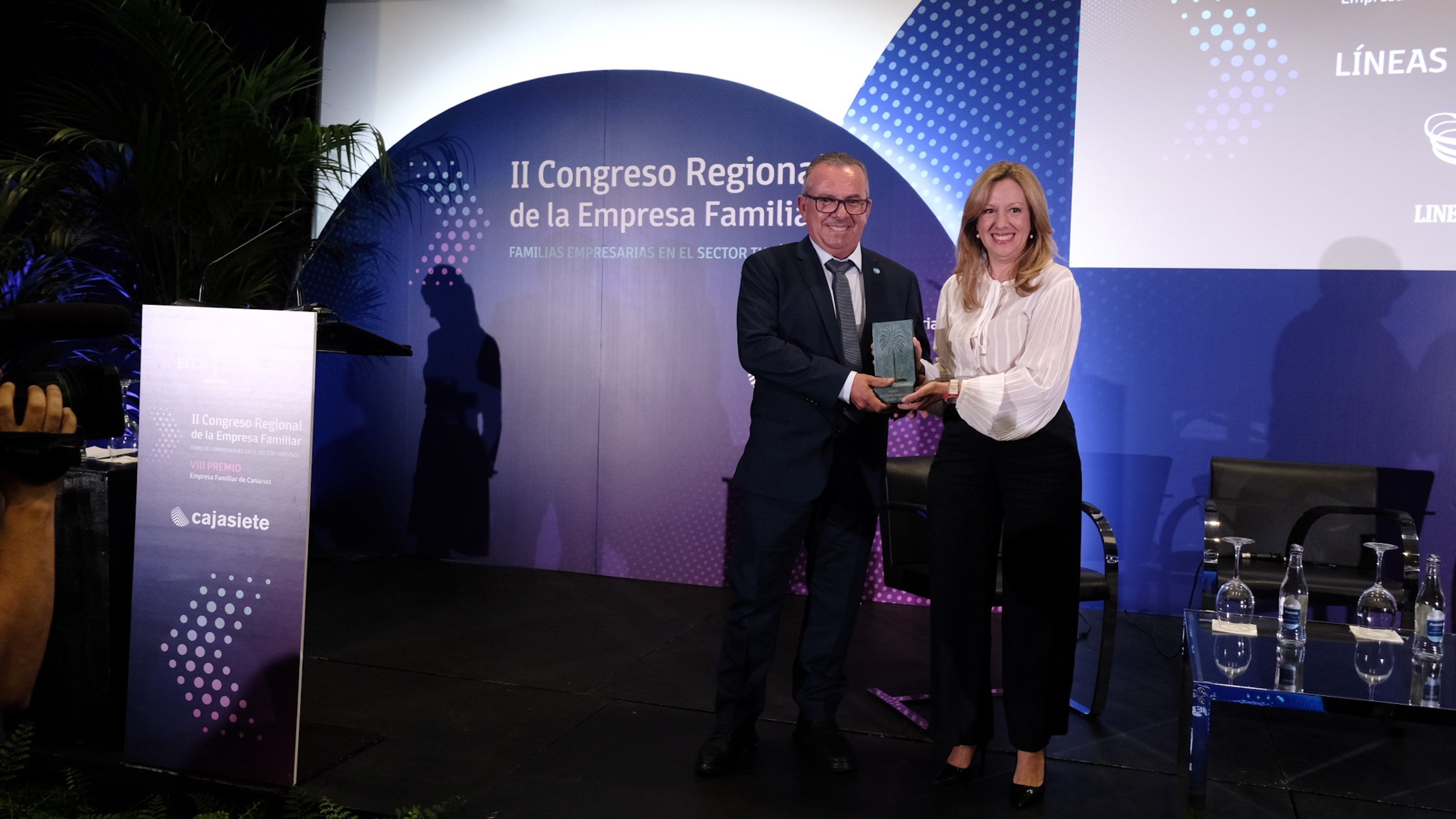 Federico Romero recibe premio de Rosa Dávila Mamely Federico Romero recibe premio de Rosa Dávila Mamely