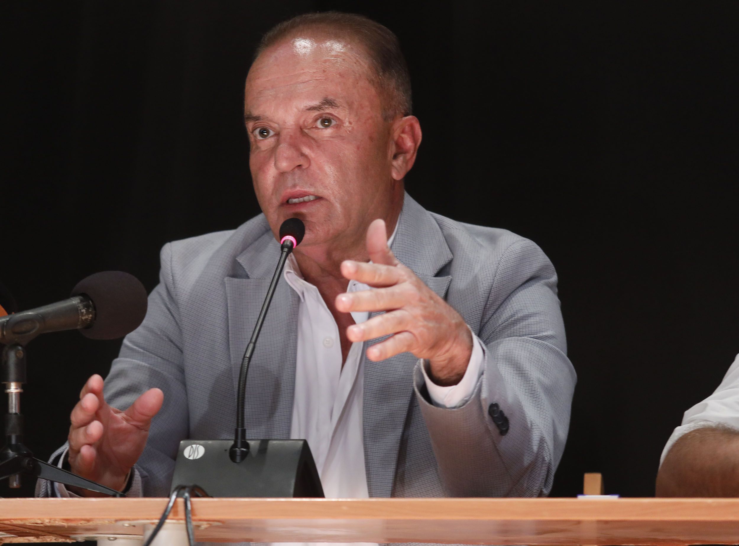 El alcalde de Tinajo, Jesús Machín, en un pleno del Ayuntamiento. Foto: José Luis Carrasco.