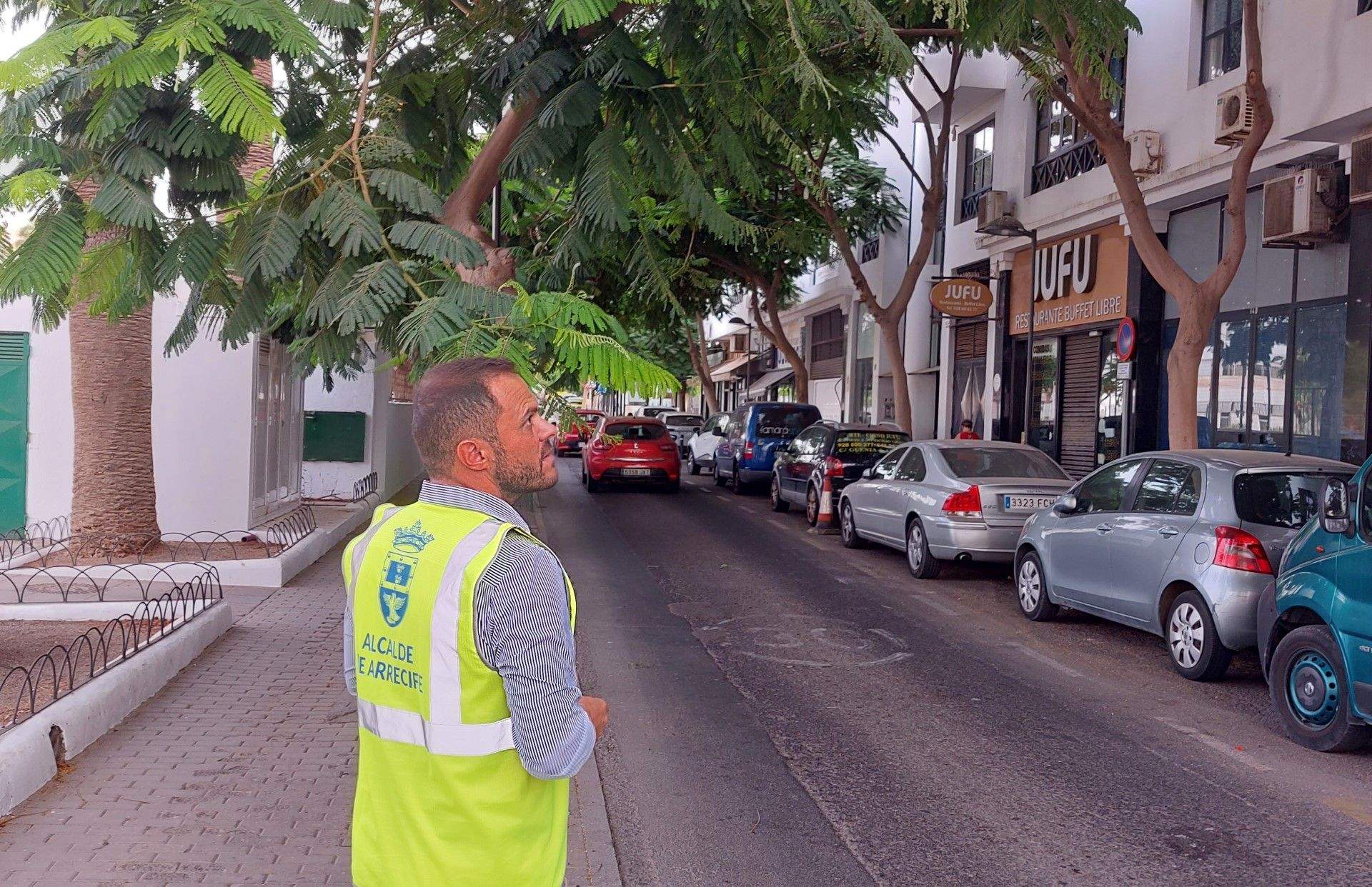 Adjudicado el Plan de Reasfaltado de Arrecife por 3,6 millones de euros. El alcalde de Arrecife en una de las calles que serán reasfaltadas