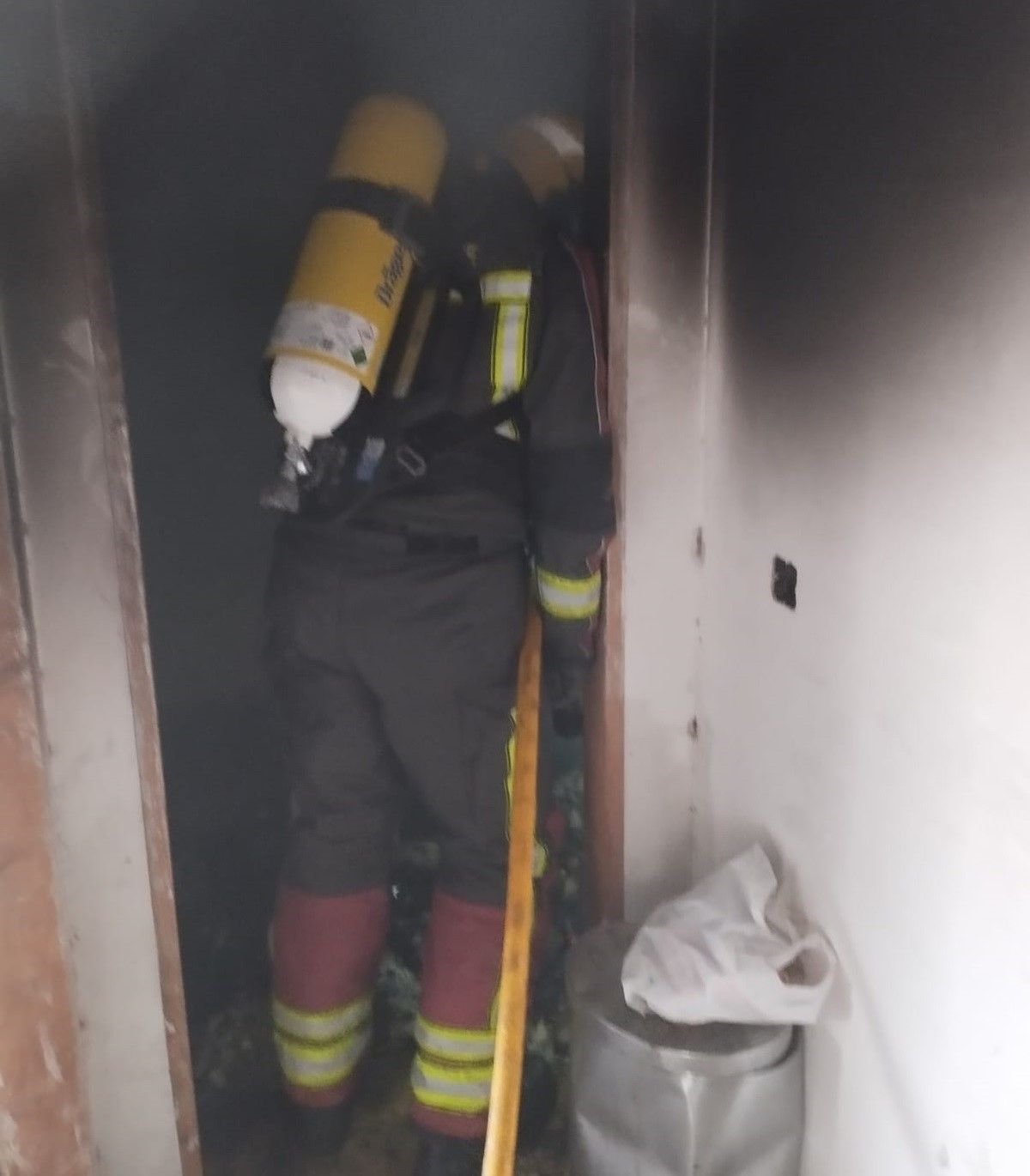 Los bomberos apagando el incendio en el edificio