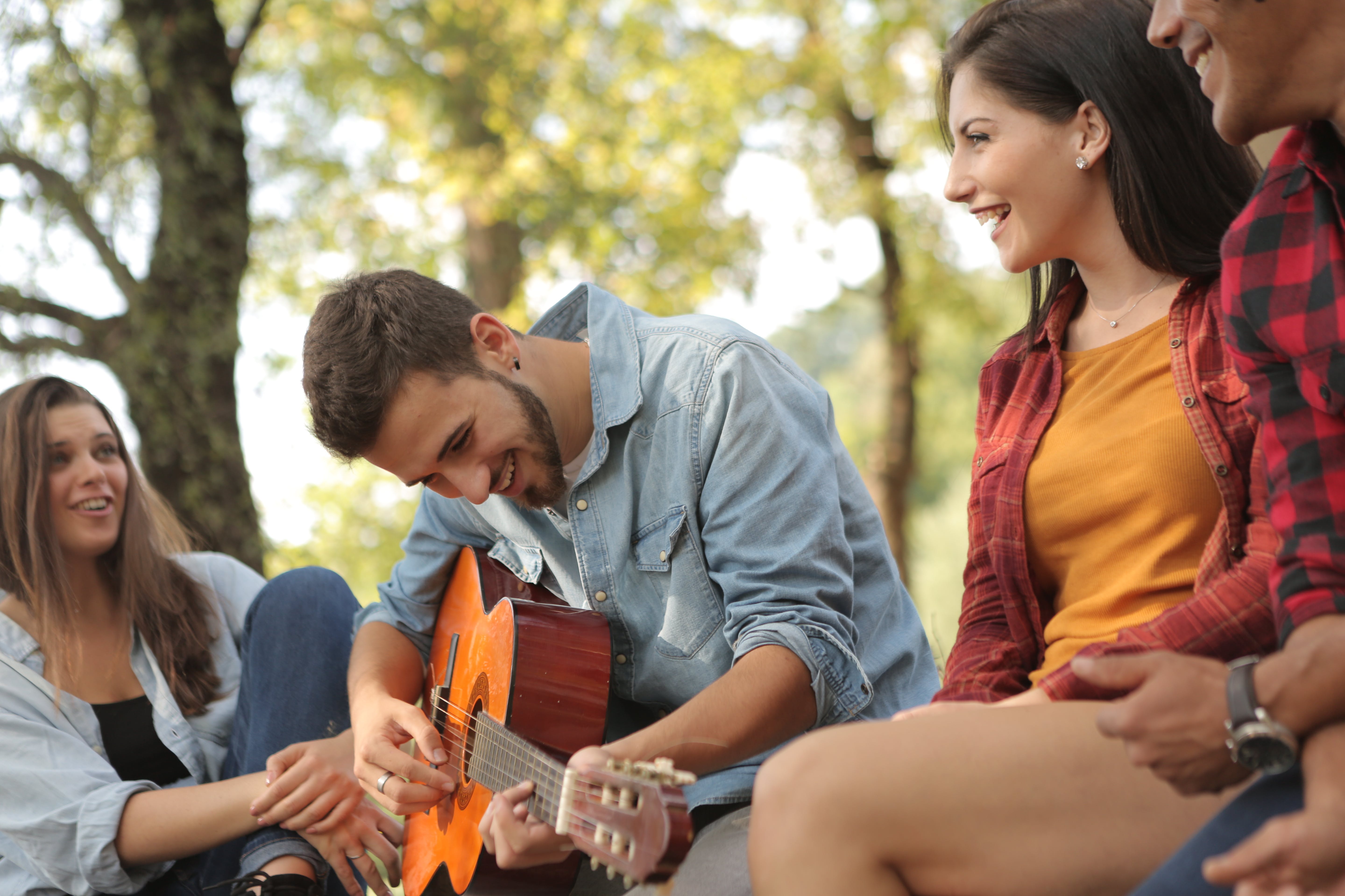 Jóvenes tocando la guitarra. Foto: Pexels.