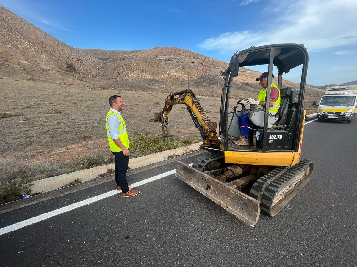 Jacobo Medina supervisando los trabajos de limpieza de imbornales