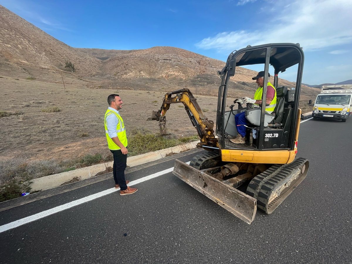 Jacobo Medina supervisando los trabajos de limpieza de imbornales