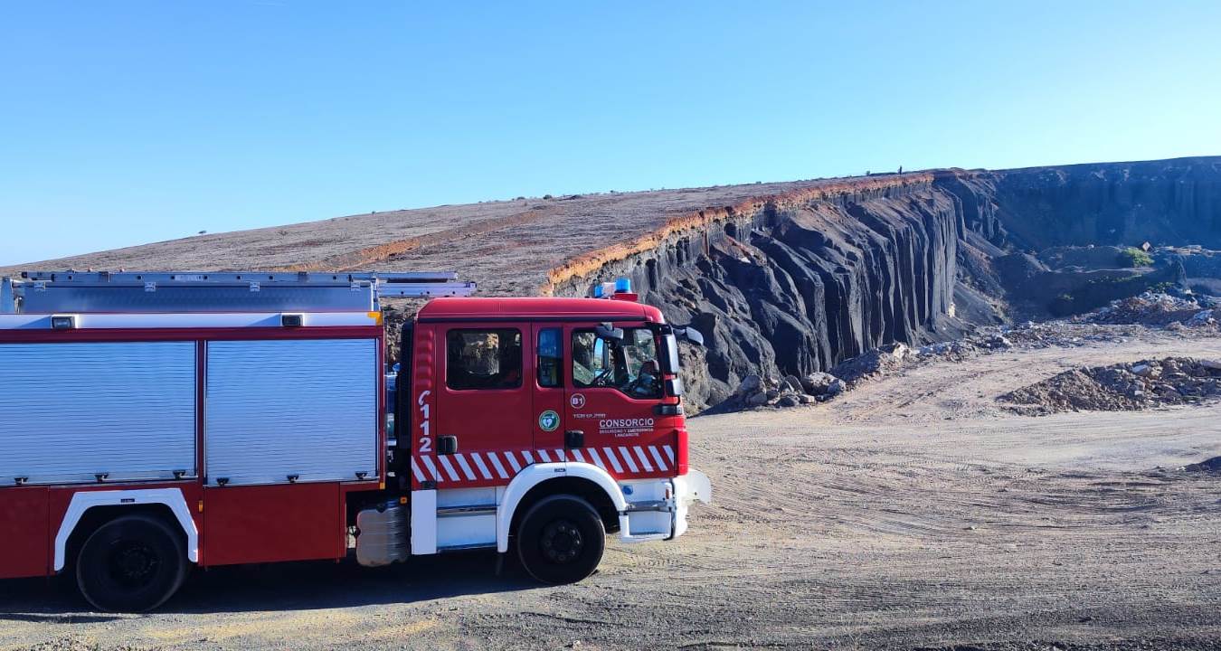 Un camión de bomberos junto a la rofera de Tao