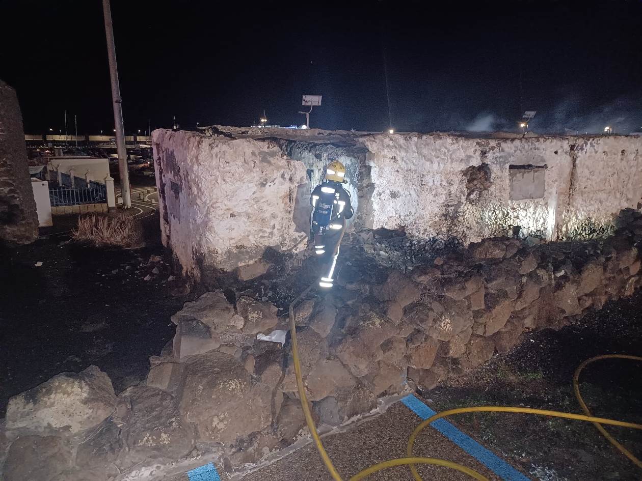 Incendio de casa abandonada en Playa Blanca