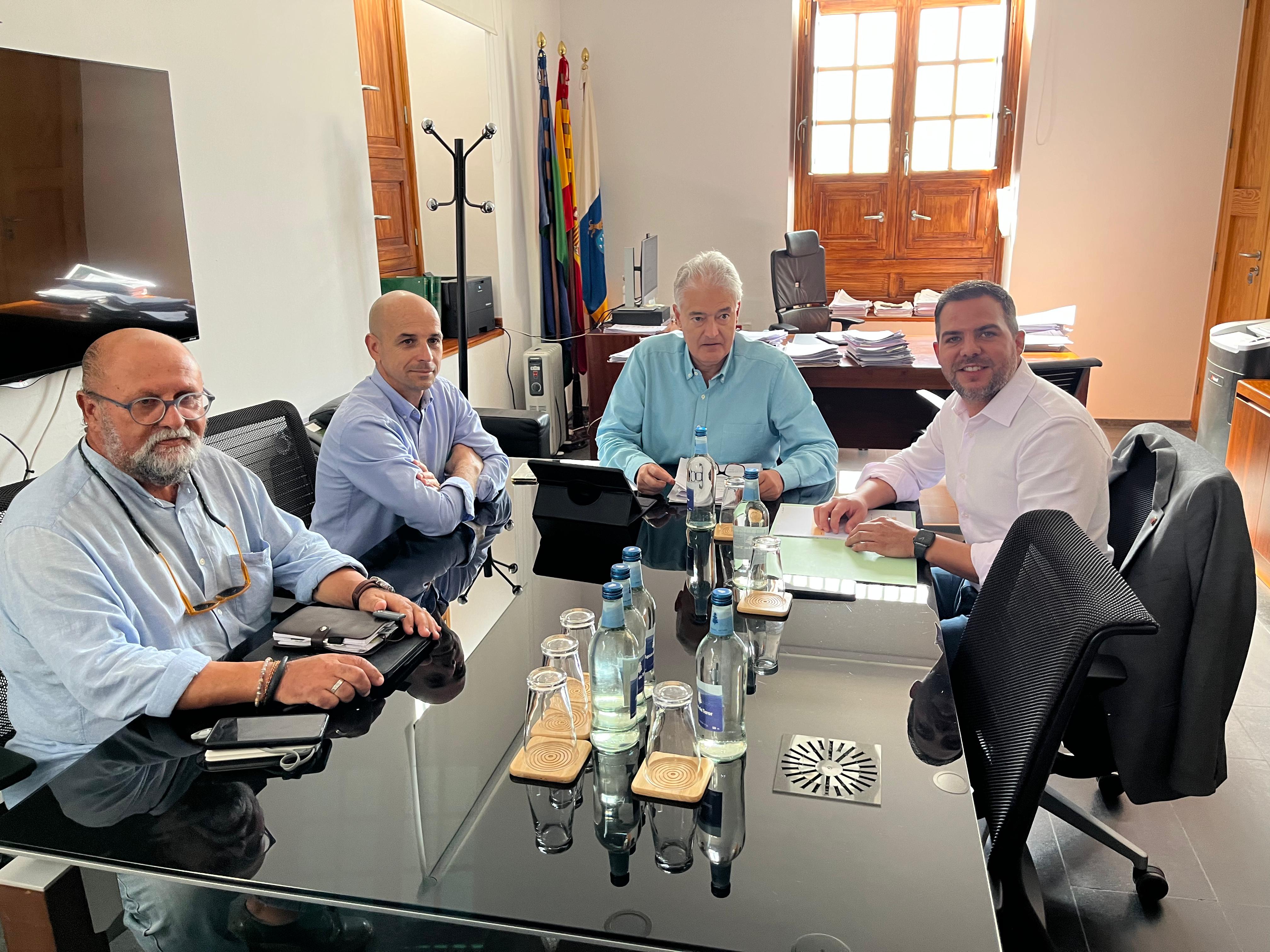 Jacobo Medina y José Juan Cruz en la reunión en el Ayuntamiento de Tías