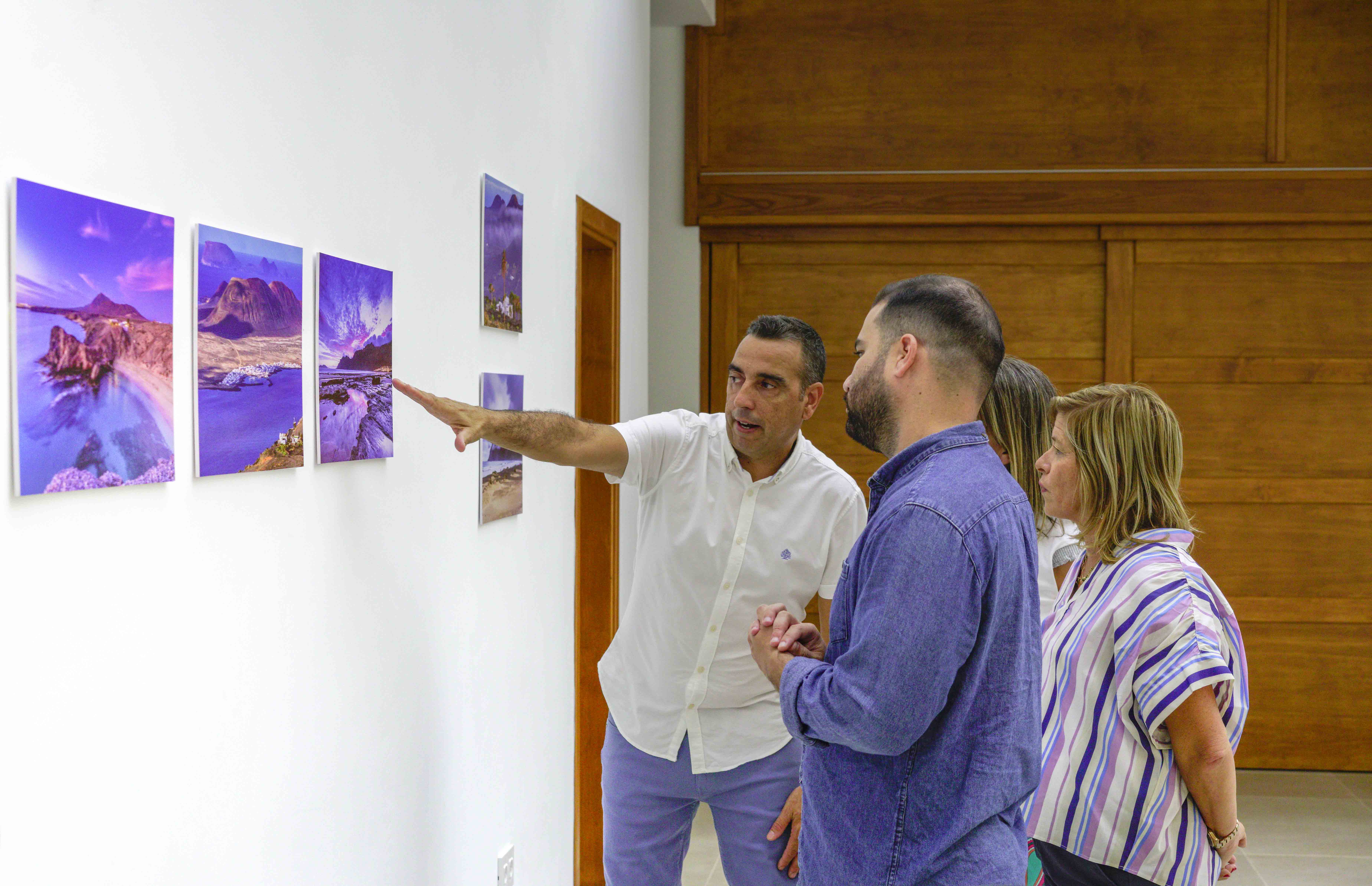 Visita a la exposición de Gustavo Medina en La Graciosa. Foto: Cabildo de Lanzarote.