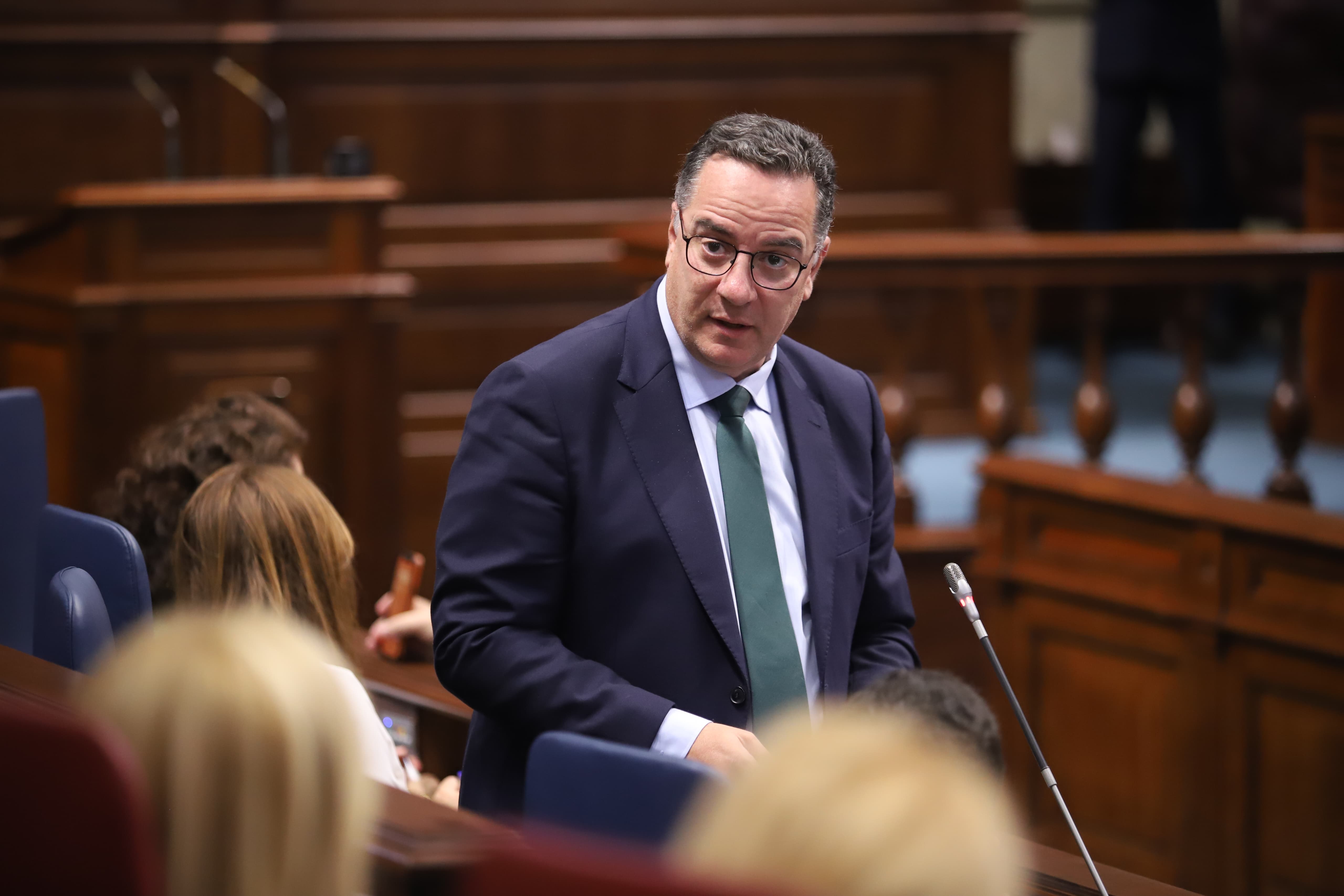 El consejero de Educación, Poli Suárez, durante su intervención en el Pleno del Parlamento en una imagen de archivo.