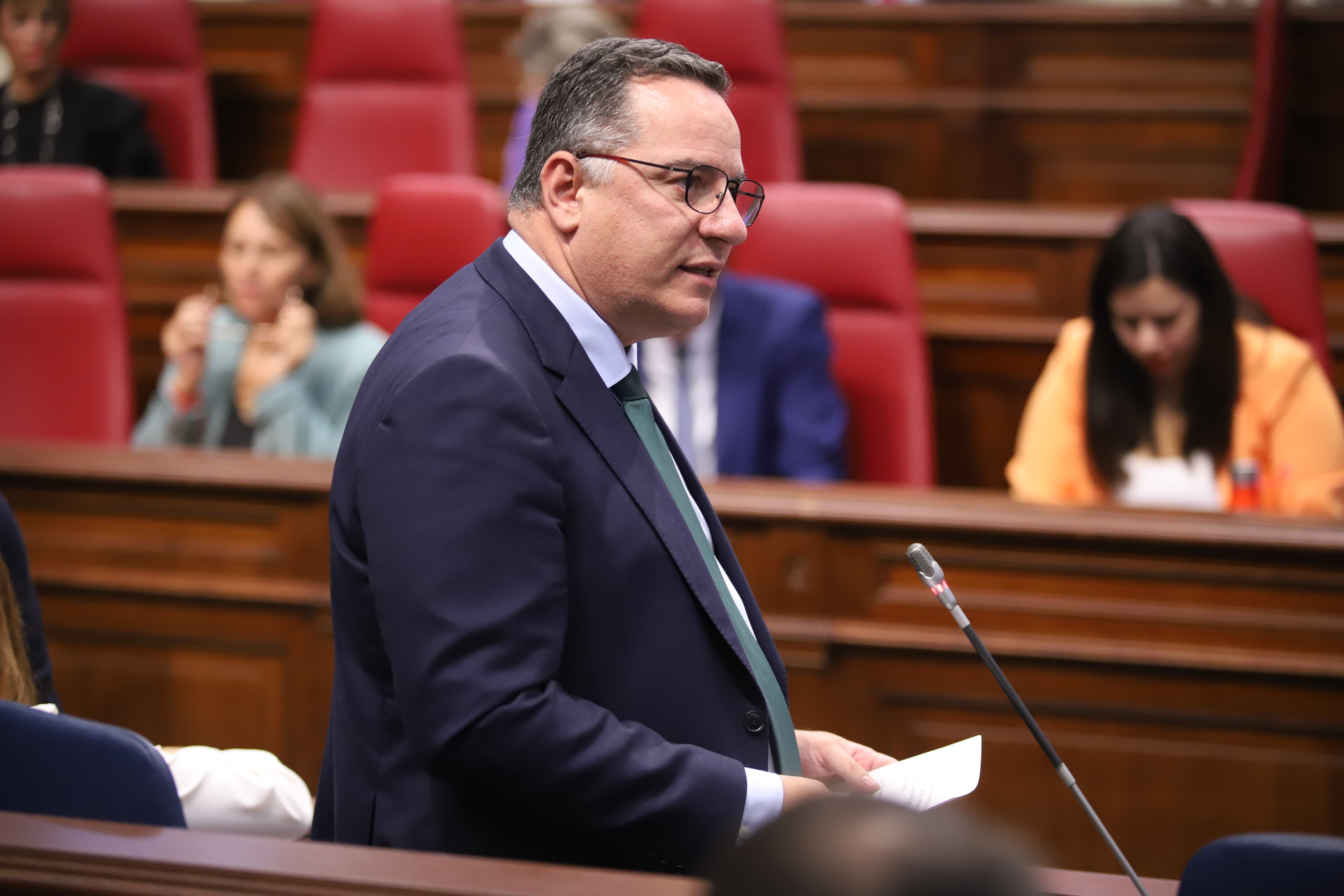 El consejero de Educación, Poli Suárez, durante su intervención en el Pleno del Parlamento 1