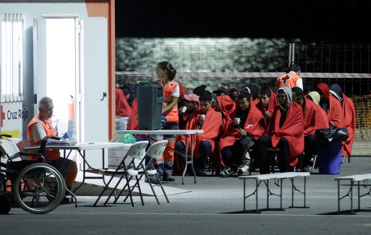 Cruz Roja asiste a los migrantes llegados a Puerto Naos (Fotos: José Luis Carrasco)