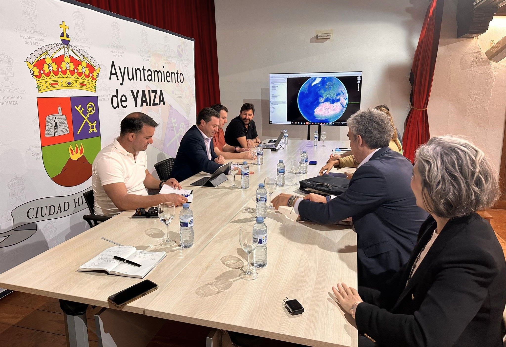 El alcalde de Yaiza, Óscar Noda, se ha reunido junto a la delegada de Redeia, matriz de Red Eléctrica en Canarias, Ainara Irigoyen