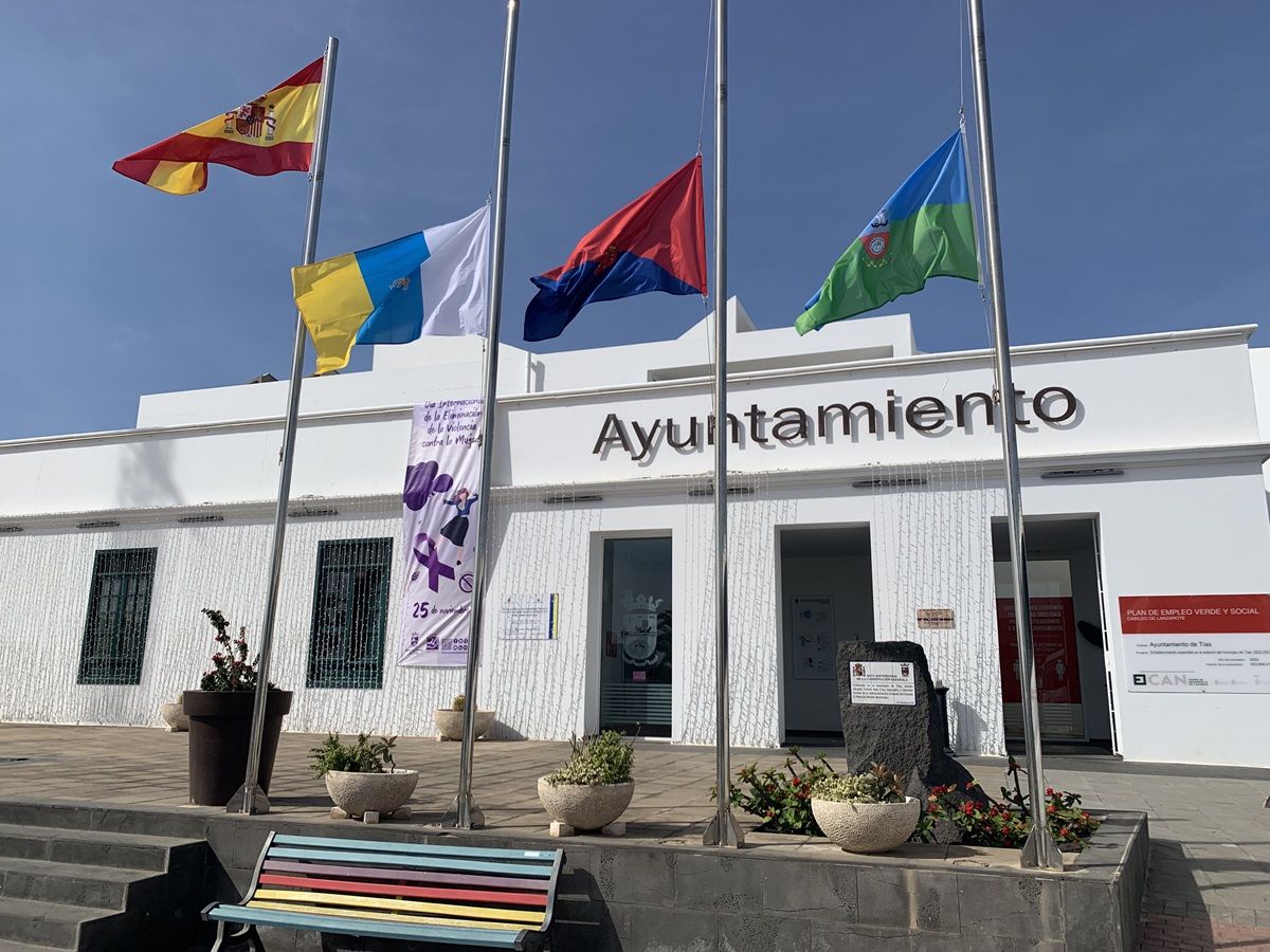 Bandera a media asta por el fallecimiento de Jerónimo Saavedra en el Ayuntamiento de Tías