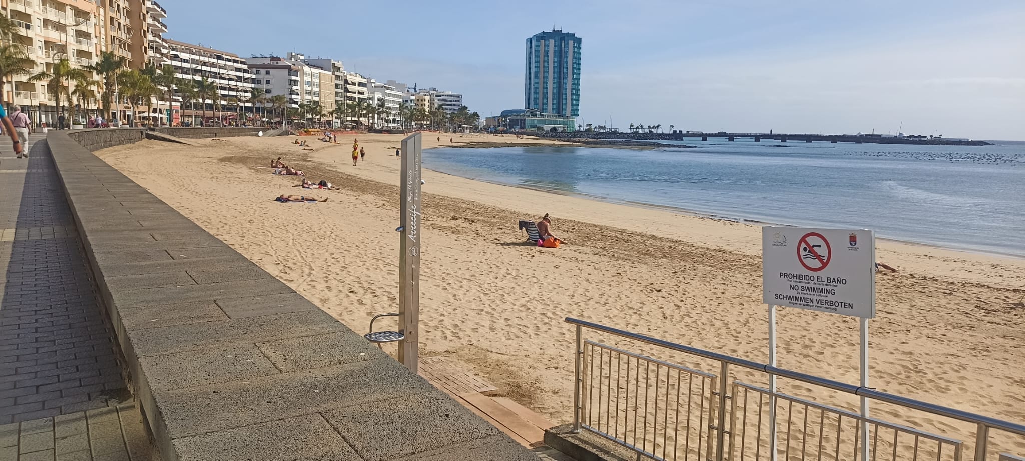 Imagen de este miércoles de la Playa de El Reducto. El Ayuntamiento prohíbe el baño de manera temporal