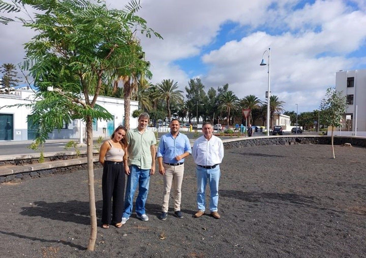 El alcalde, el concejal de Parques, y los representantes del festival, junto a los árboles donados