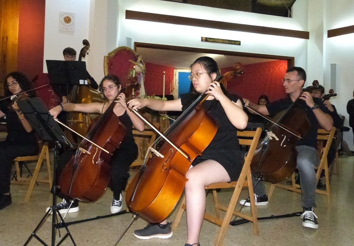 La 'Orquesta de Cuerda Avanzada' ' durante la festividad