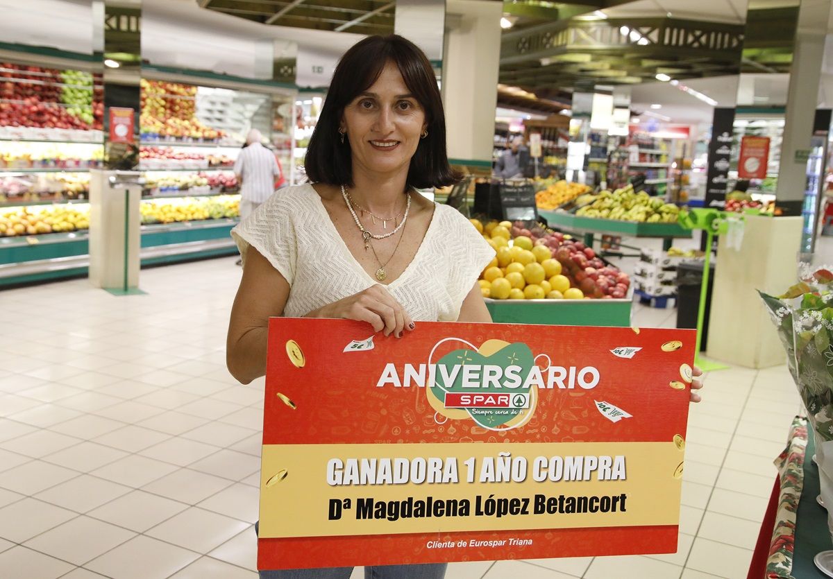 Magdalena López Betancort con el Premio Spar (Foto: José Luis Carrasco)