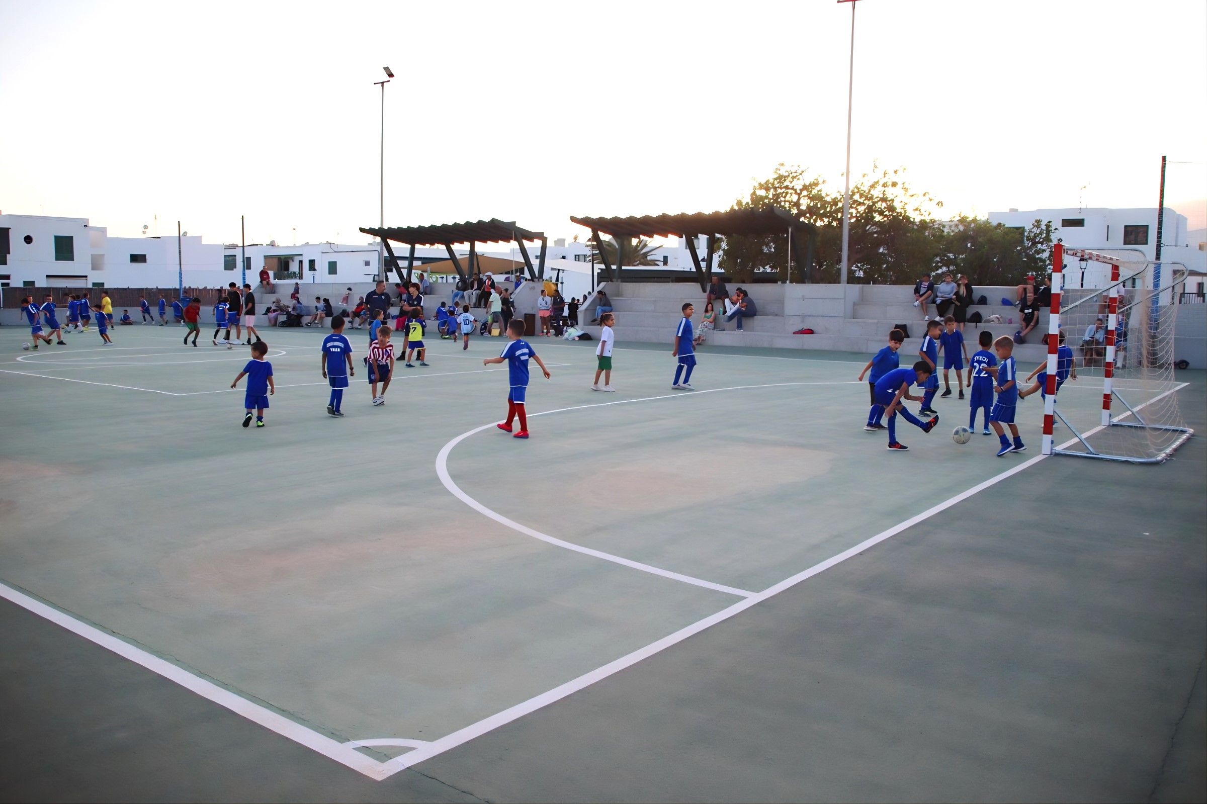 La cancha de fútbol sala rehabilitada en Playa Blanca. Foto: Ayuntamiento de Yaiza.