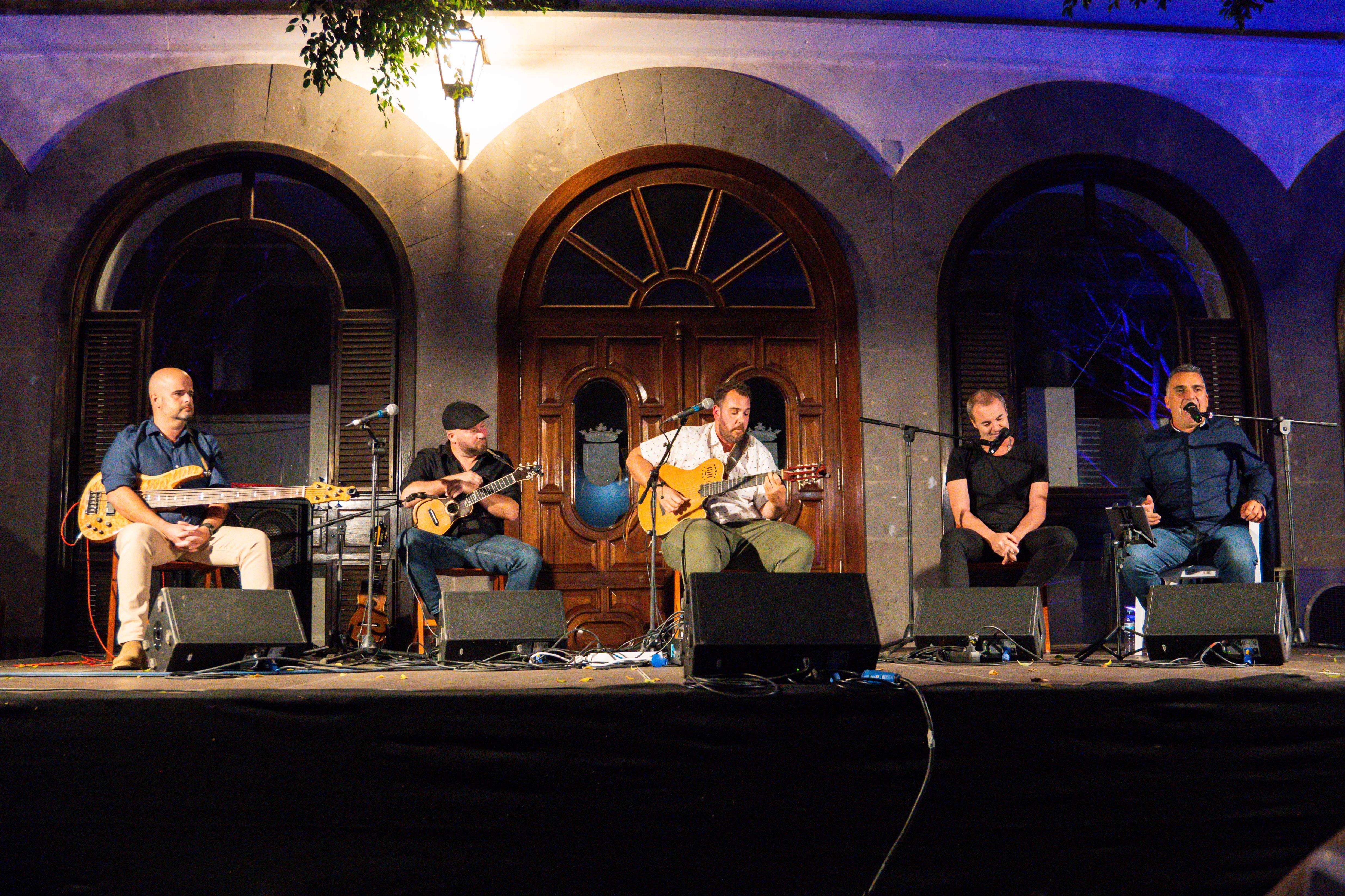De la raíz a la tierra (Fotos: Iván Umpiérrez) De la raíz a la tierra (Fotos: Iván Umpiérrez)