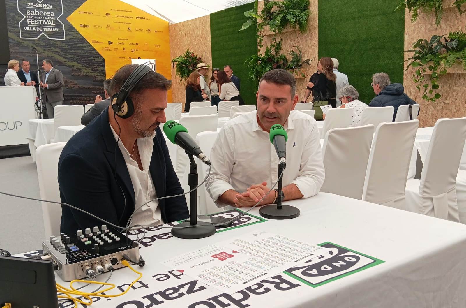 El presidente del Cabildo de Lanzarote Oswaldo Betancort con Carlos Chavaud