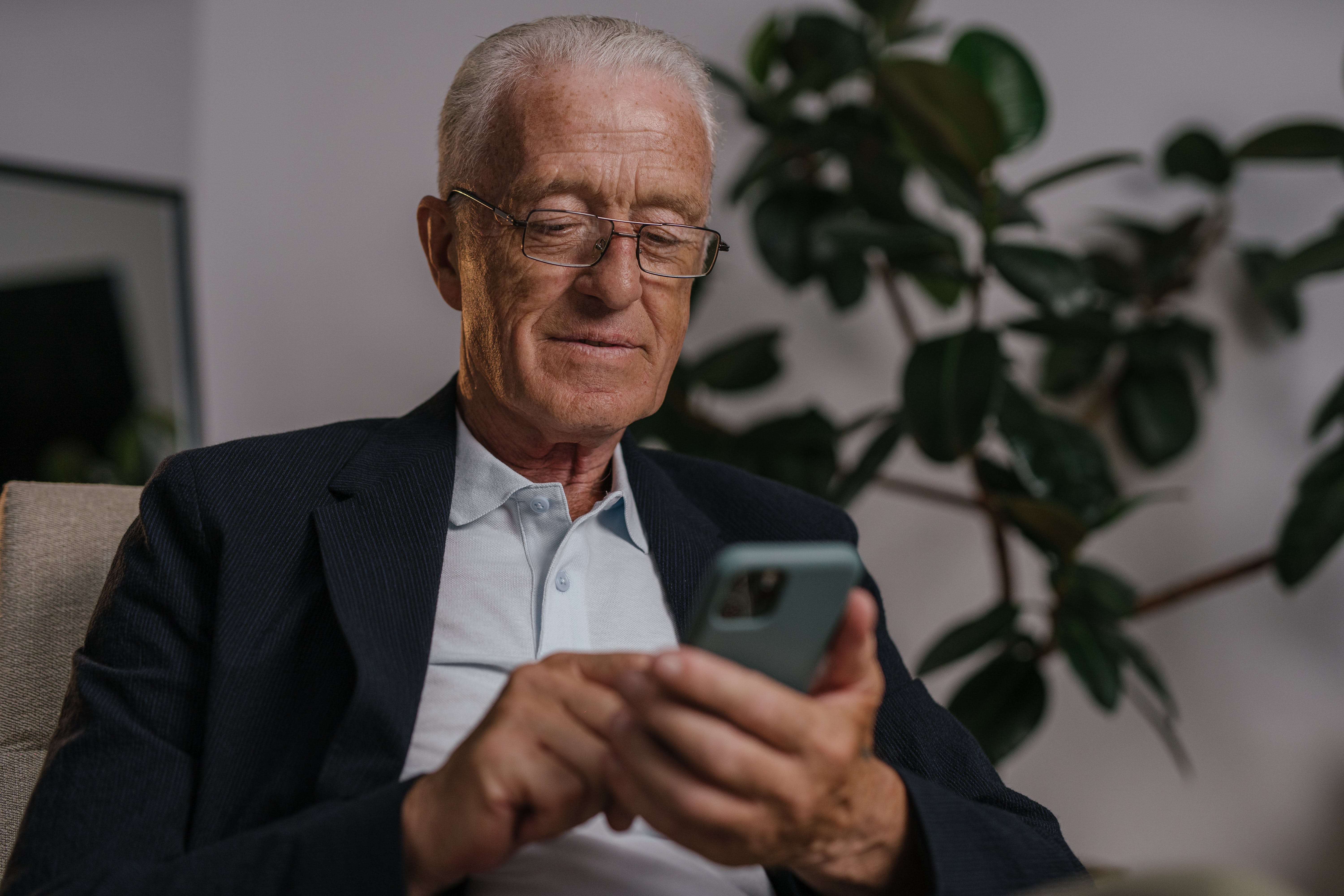 Una persona mayor utiliza un teléfono móvil. Foto: Pexels. 