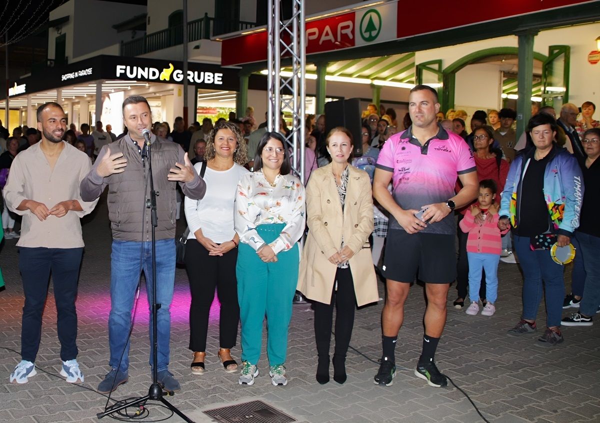 Gobierno municipal en la calle comercial Limones de Playa Blanca