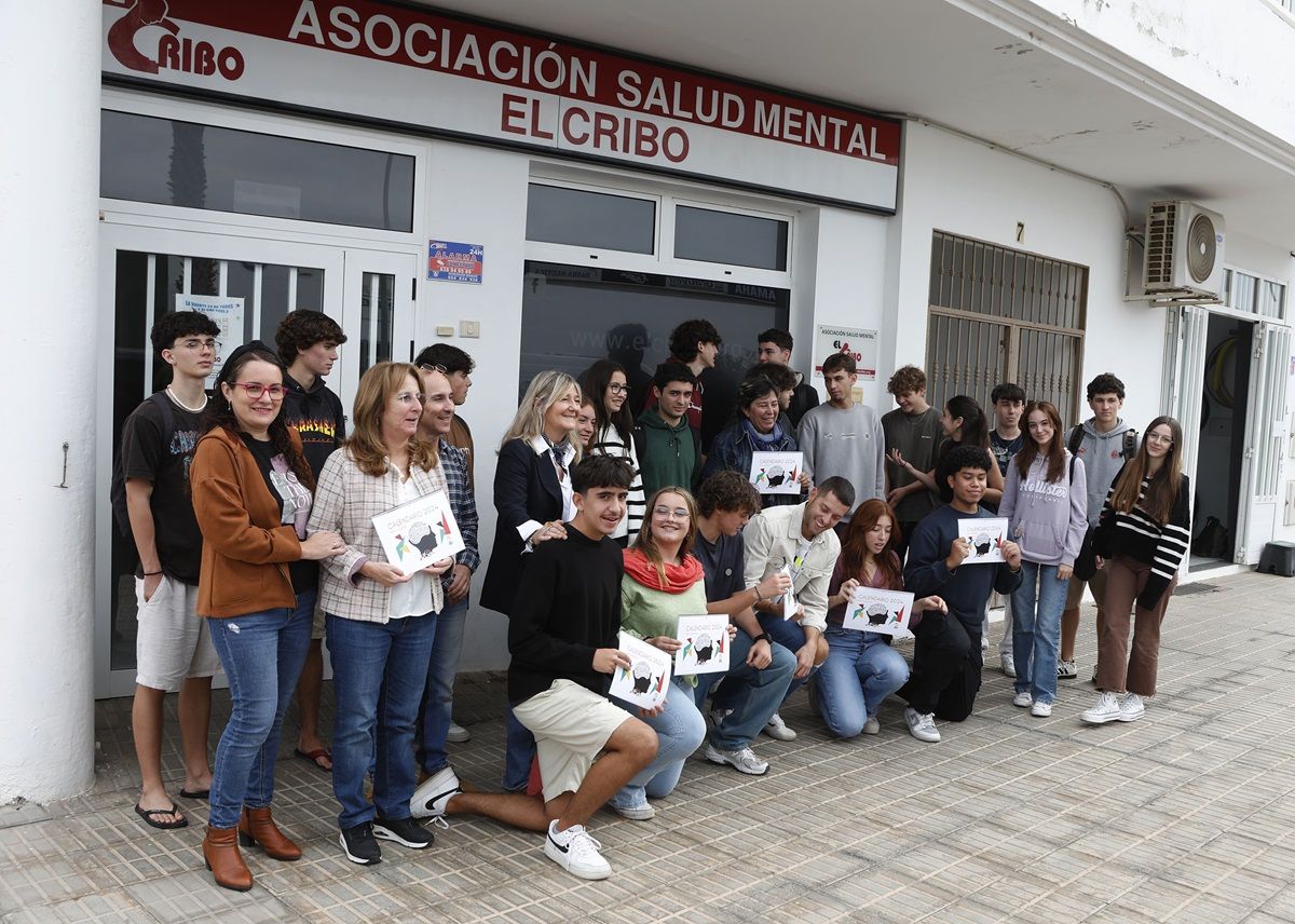 Los alumnos del IES Costa Teguise en la puerta de la Asociación El Cribo (Foto: José Luis Carrasco)