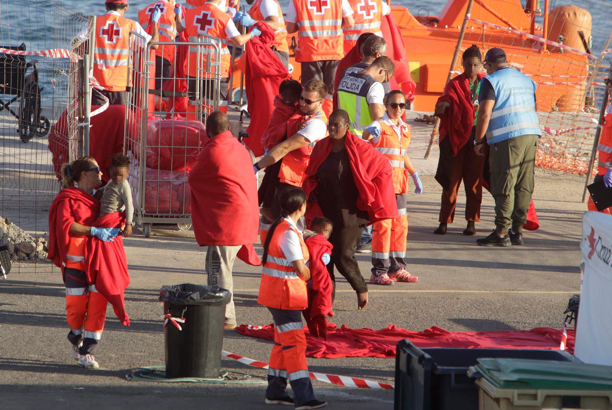 Un agente de Frontex en el desembarco de varios niños en el muelle de Puerto Naos tras llegar en patera a Lanzarote. Foto: José Luis Carrasco.