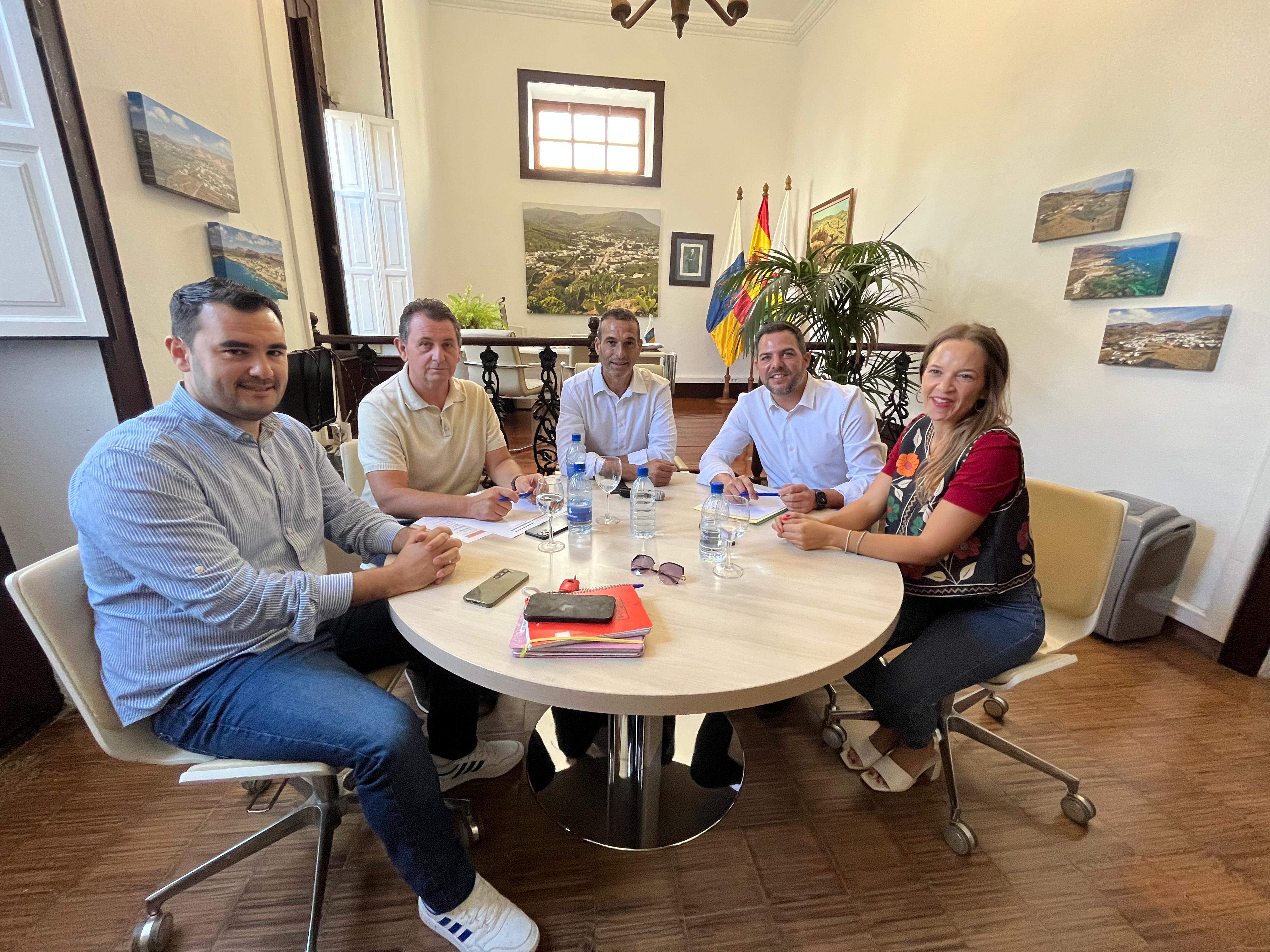 Jacobo Medina, junto al alcalde de Haría, Alfredo Villalba y la teniente alcalde Chaxiraxi Niz y los ediles de Obras y Hacienda, Ambrosio Viñoly y Celestino Socas. 