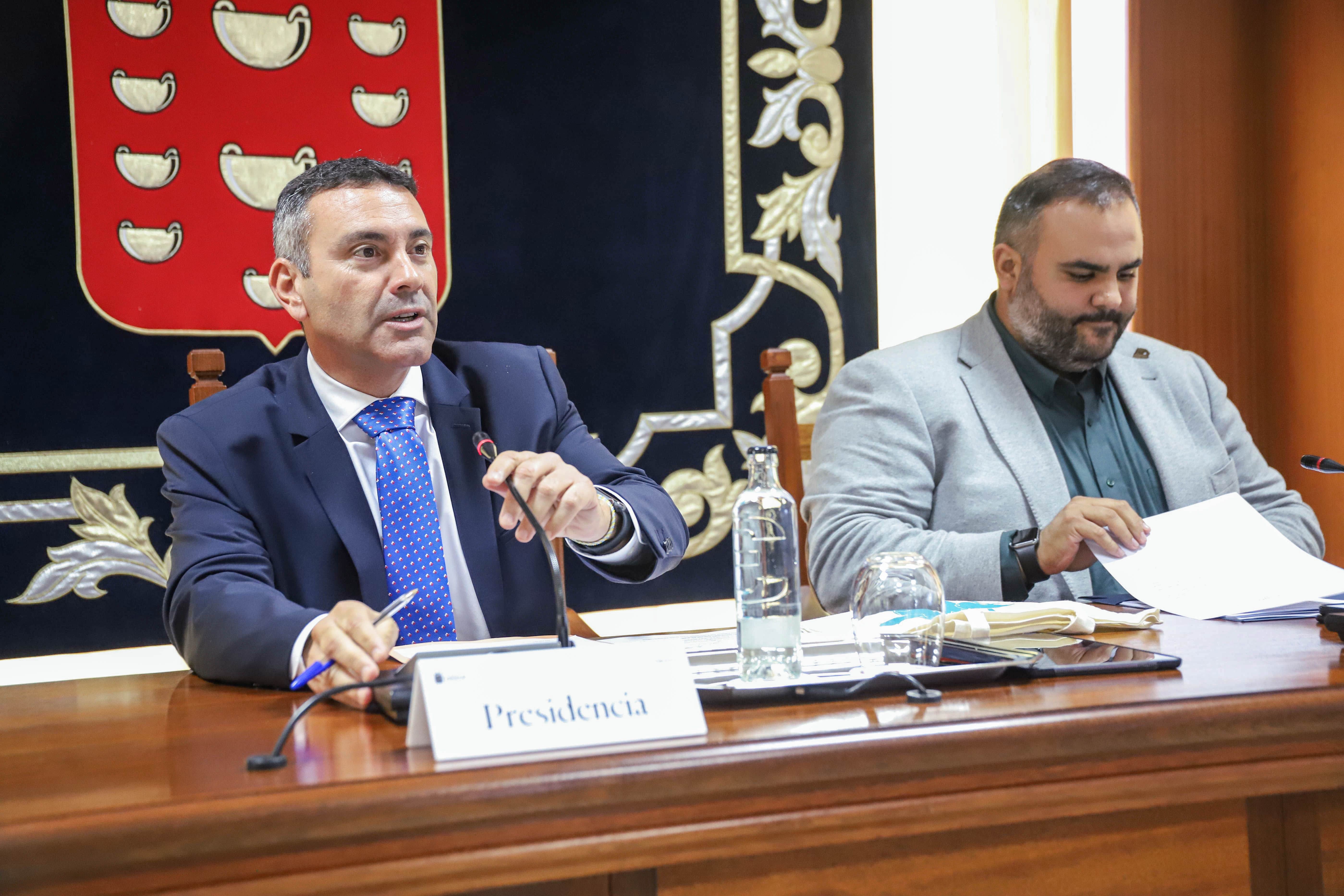 El consejero Samuel Martín, junto a Oswaldo Betancort. Foto: Cabildo de Lanzarote.