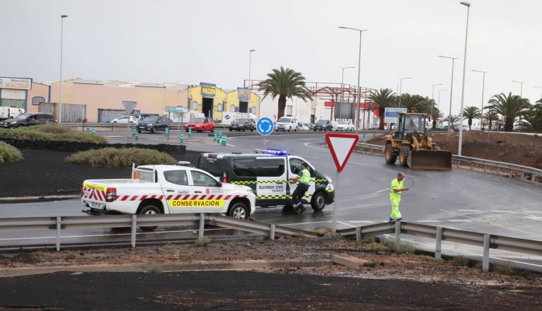 Efectivos de Emergencia en la rotonda de salida de Arrecife en dirección Teguise. Efectivos de Emergencia en la rotonda de salida de Arrecife en dirección Teguise.