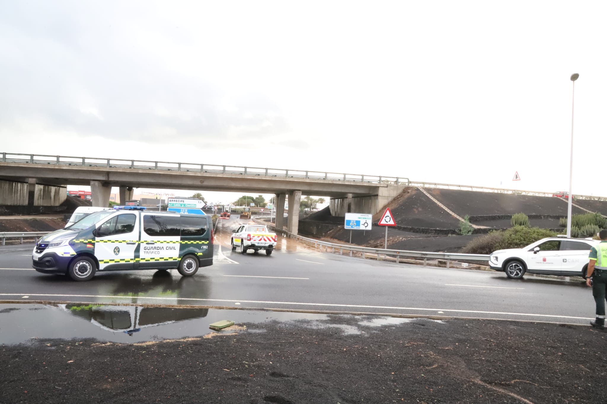 Las lluvias inundan el puente entre Arrecife y Tahíche Las lluvias inundan el puente entre Arrecife y Tahíche